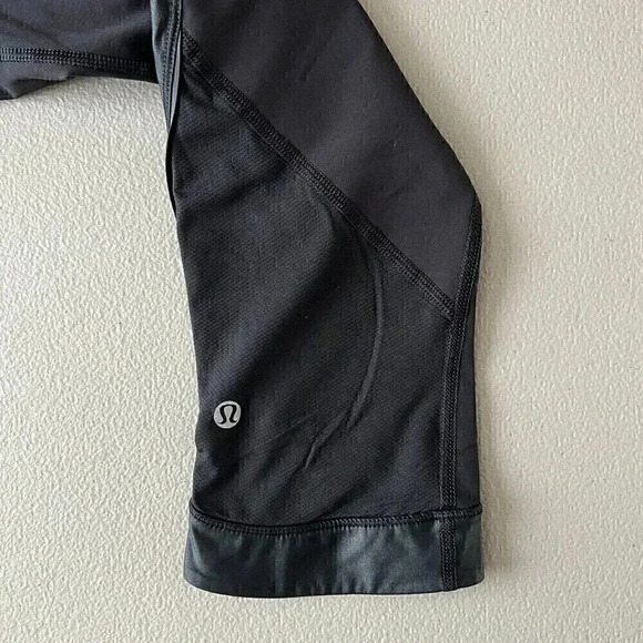 Lululemon Chase Me Crop II Black Faux Leather Trim Size 4 Mesh Workout Gym - Picture 9 of 12